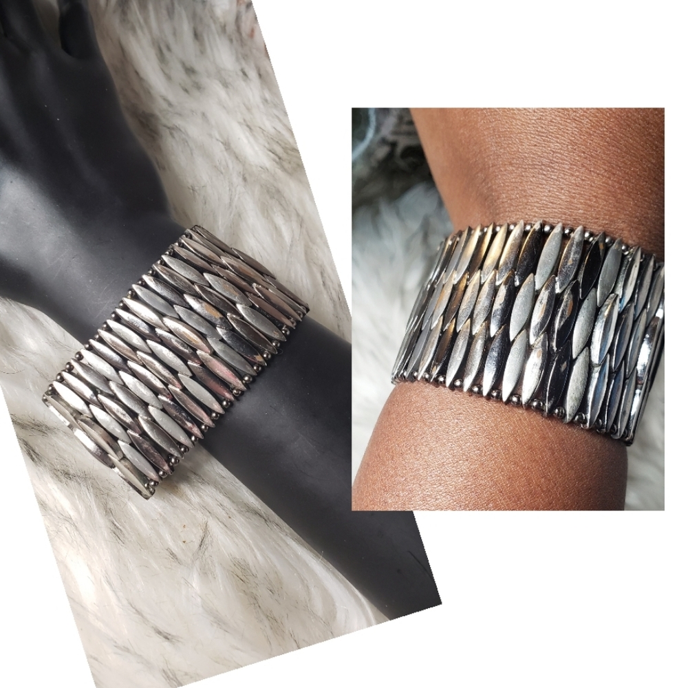 Tri color metal bracelet. Slvr, chrome, brushed slvr. Stretch